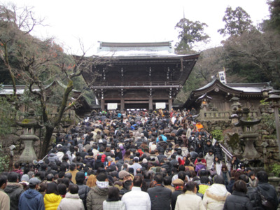 初詣には多くの人々が列をなして参拝する