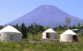 富士山の麓でキャンプ、パオ集落 遊牧民族の住居を模した常設テント
