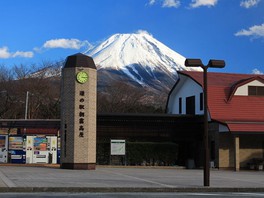 雄大な富士山が背景に広がる
