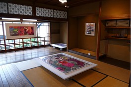 昭和初期の町家の和室や蔵を活かして造られた