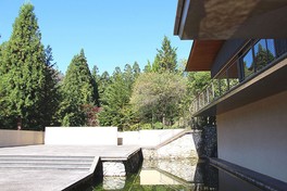 谷川の山々に囲まれた静かな空間が広がる