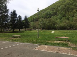 青々とした木々に囲まれたキャンプ場