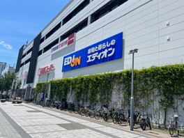 館内にはシネマコンプレックスも併設