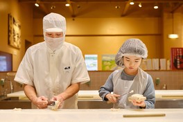 修業を重ねた伝統職人の指導によりかまぼこ作りが体験できる