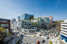 建物全体が複雑な凹凸をつけた形状のガラスで覆われた外装となっているため、日中と夜間はまったく別の姿を表現