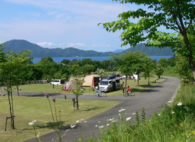 テントサイトは山側で眺めが良い いぬわしサイトと田沢湖畔に近い くにますサイトがある