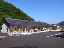 朝市、物産館、観光案内所からなる道の駅