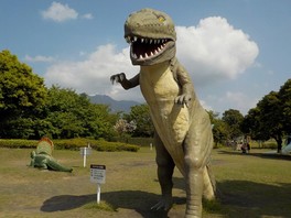 巨大な恐竜のオブジェは遊具として遊べる