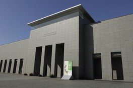 地元作家の紹介や写真作品も行う砺波市美術館