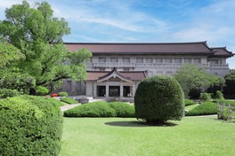 重要文化財の黒門の他、彫刻や石像など屋外展示もある