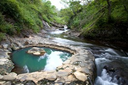 キャンプ場のすぐ横を流れる渓流にある天然露天風呂「鹿の湯」