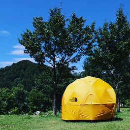 緑の木々に囲まれ、そばに川が流れているので夏でも涼しい