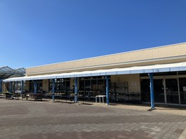 おしゃれなマルシェの雰囲気の中、地元の素材が並ぶ
