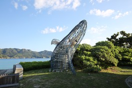 ザトウクジラのモニュメント