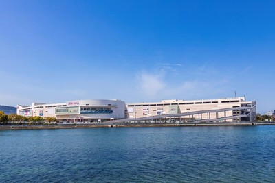 イオンモール高松は「イオン高松店」を核店舗に、ファッション、飲食、サービスなどの専門店で構成されている