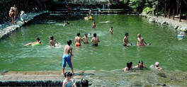 清流をせきとめた天然プールが7月中旬に開放