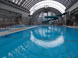 プールのほかトレーニング室(各種マシン)、スポーツ室(卓球・バドミントン)がある