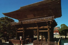 国指定重要文化財の南大門(仁王門)は1196(建久7)年の建造
