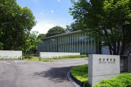 装飾を排してガラス窓を多用した開放的な空間