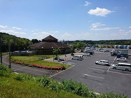 八角形の建物と広い駐車スペース