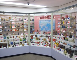 世界の貯金箱を数多く展示している