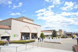 屋外に子供と遊べるスペースもある