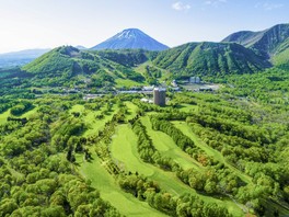 雄大な自然の中にレジャースポットやホテルが点在する