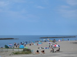 若者や家族連れに人気の海水浴場