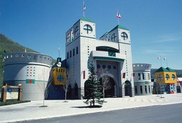 大きなお城が目印の木のおもちゃワールド館 ちゃちゃワールド