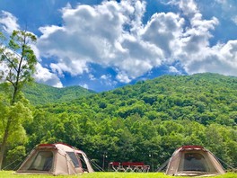山をバックに満喫できるキャンプサイト