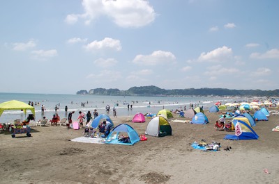 遠浅の海で子ども連れでも安心して楽しめる