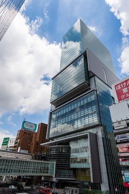 渋谷駅東口に位置する。上層階はオフィス棟