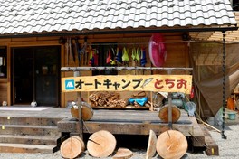 吉野杉を使った丸太造りのログハウスが建てられている