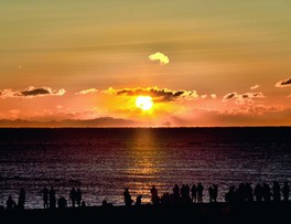 駿河湾の水平線に輝く初日の出