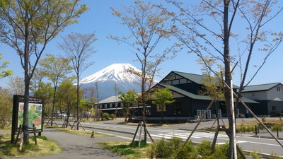 パーク入口からは富士山を望む