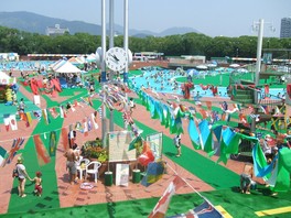 こども文化科学館や図書館もある広い公園内のプール