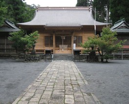 木々に囲まれた白鳥神社の静けさに癒される