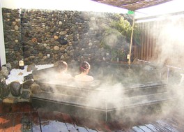 黒御影で仕立てた六角形の湯舟が設置された露天風呂