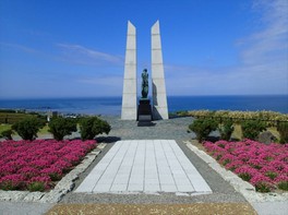 宗谷海峡に臨む公園に立つ氷雪の門