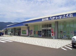 フードコーナーでは若狭湾の絶景を眺めながら食事が楽しめる
