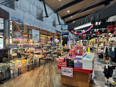 あ・ら・ら横丁では宮城のお土産を各種取り揃えている