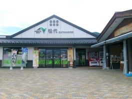 地元で採れた新鮮な野菜・果物を取りそろえる野菜市場がある