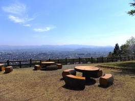 高台から山々に抱かれる米沢市街が見渡せる