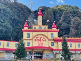 レトロな魅力たっぷりのアトラクションが並ぶ