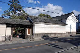 自然と調和し、江戸時代の風情を残す門構え