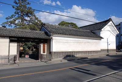 自然と調和し、江戸時代の風情を残す門構え
