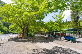 大井川の河畔にある老舗のキャンプ場