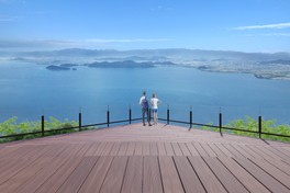 琵琶湖に向かって突き出す絶景デッキ