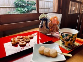 焼き網を使ってコンロで焼き、秘伝醤油につければ香ばしい香りが食欲をそそること間違いなしのあられが完成