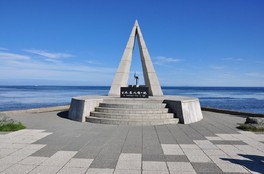 宗谷岬の突端に日本最北端の地の碑が建つ
